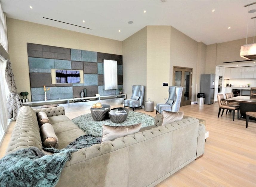 Flat Commander Avenue in Greater London