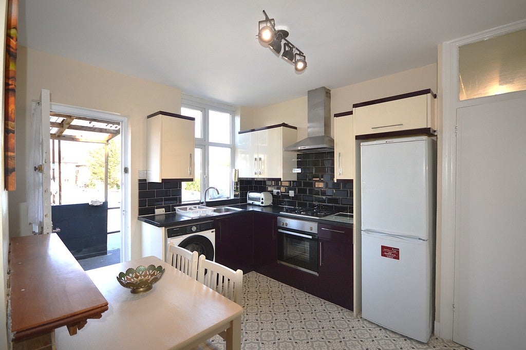 Flat Carlton Avenue East in Greater London
