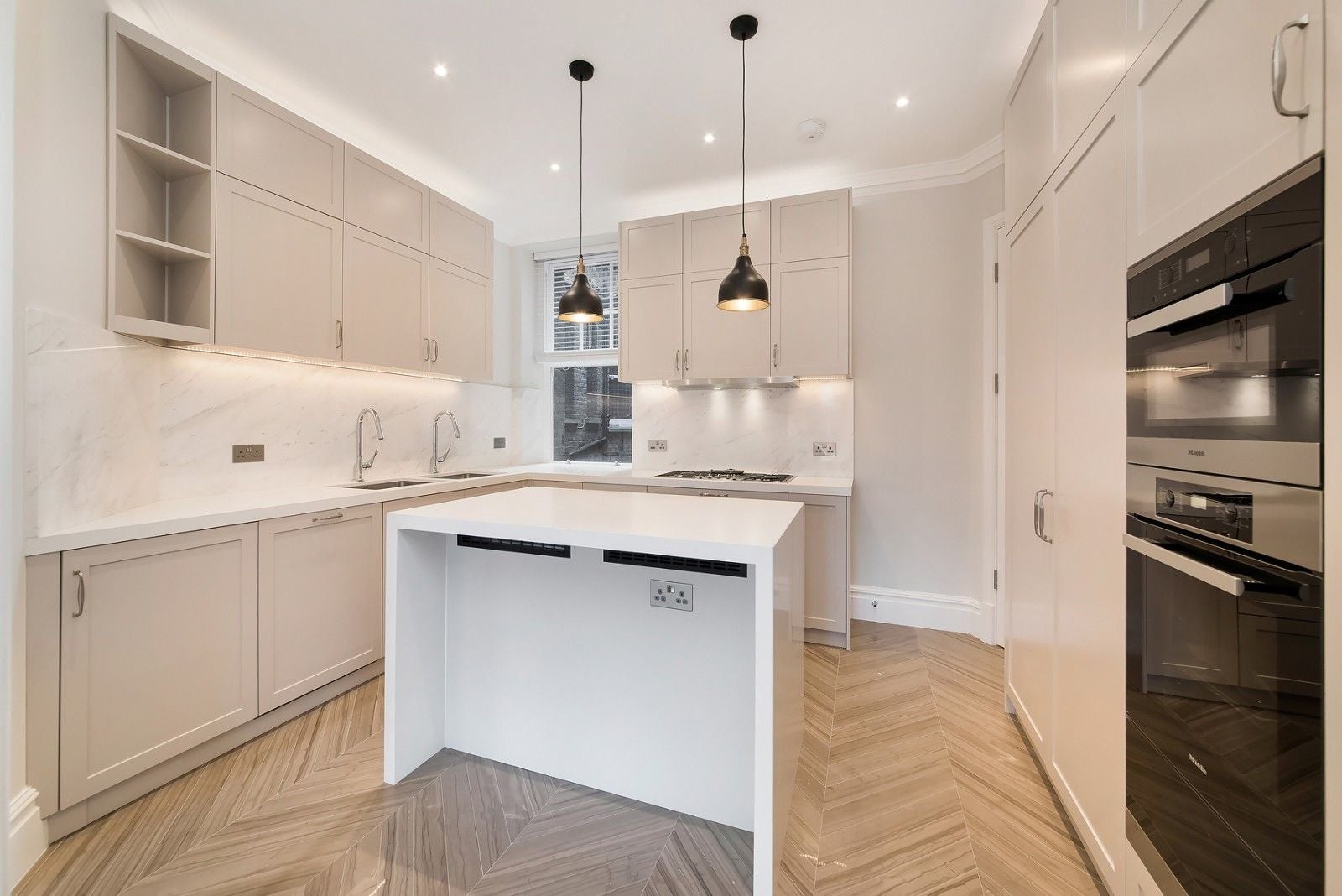 Flat Oakwood Court in Greater London