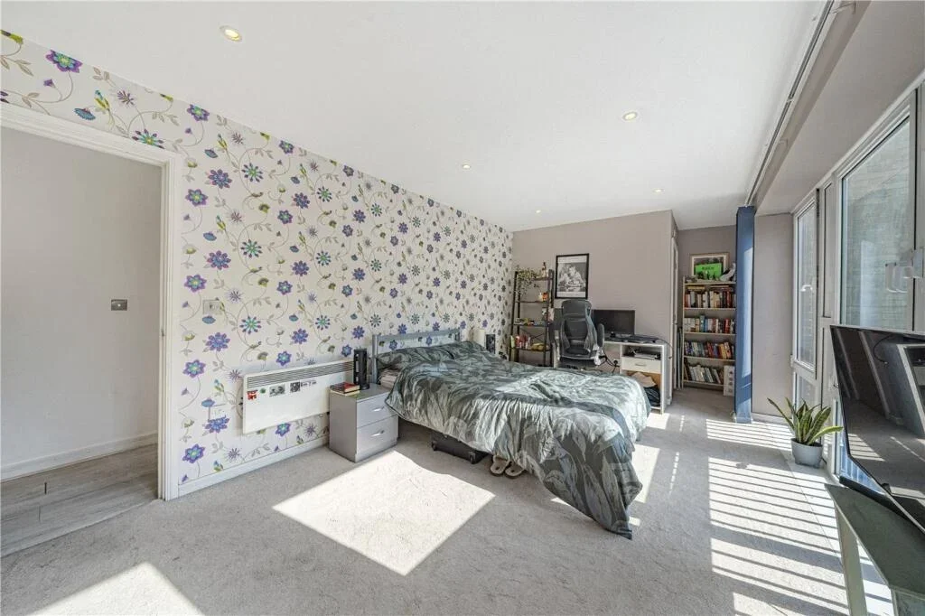 Flat Rotherhithe Street in Greater London