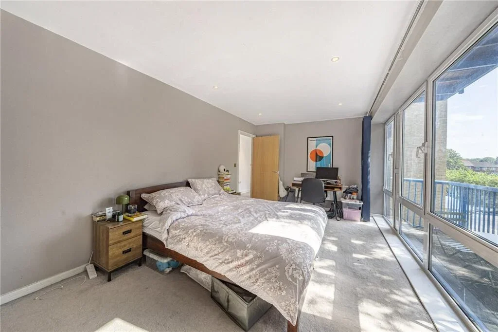 Flat Rotherhithe Street in Greater London
