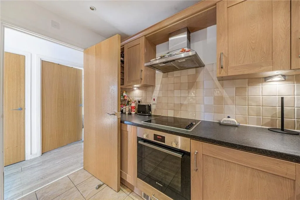 Flat Rotherhithe Street in Greater London