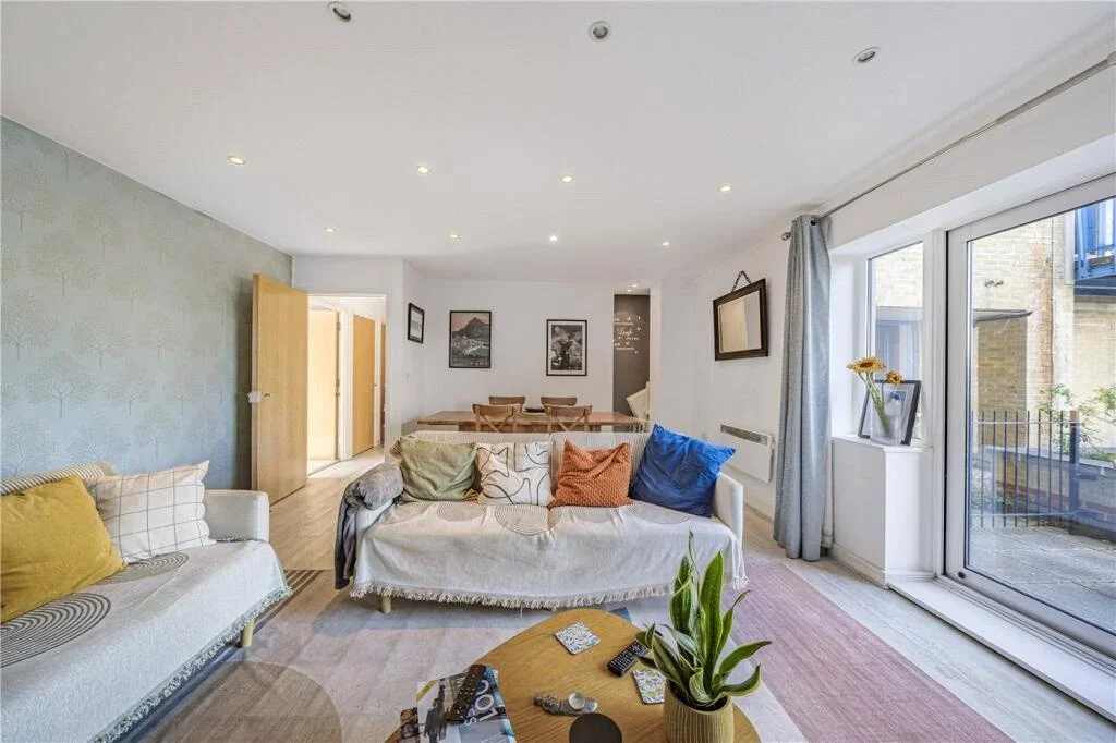 Flat Rotherhithe Street in Greater London