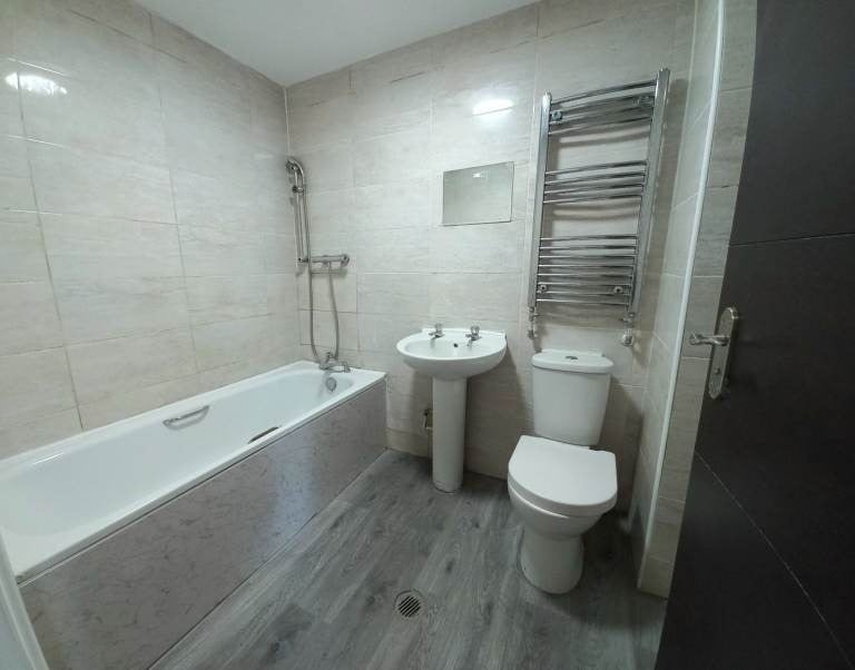 Room Eton Avenue in Greater London