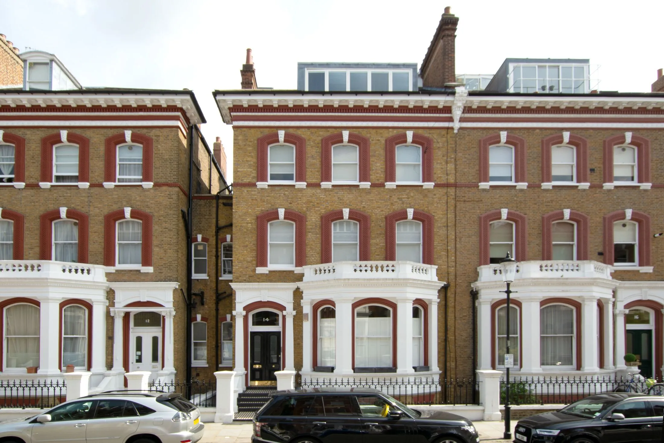 Flat Roland Gardens in Greater London