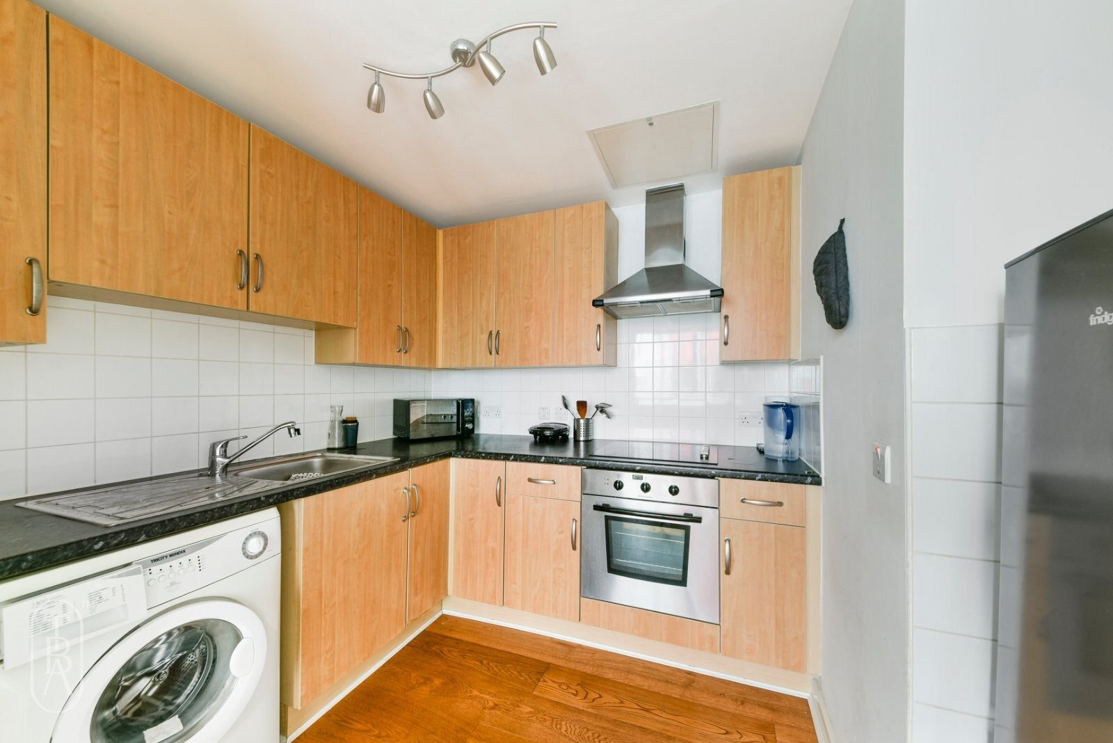 Flat Drayton Park in Greater London