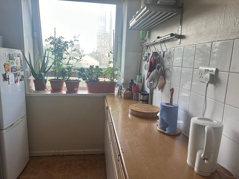 Room Westferry Road in Greater London