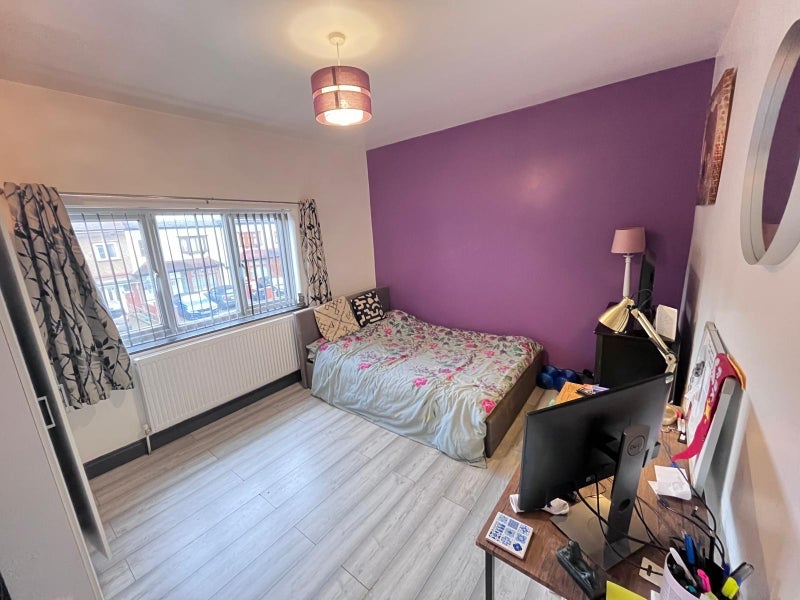 Flat Cranley Road in Greater London