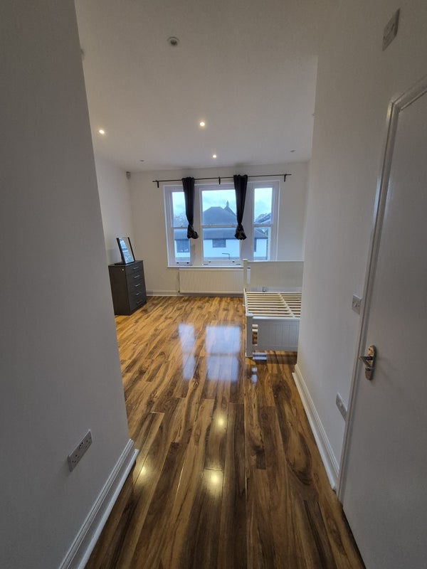 Room Warham Road in Greater London