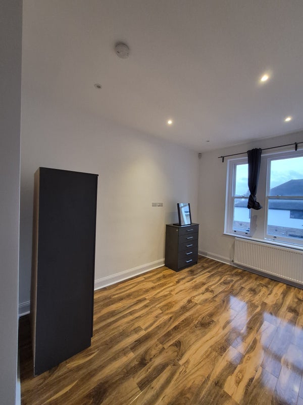 Room Warham Road in Greater London