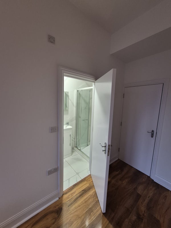 Room Warham Road in Greater London