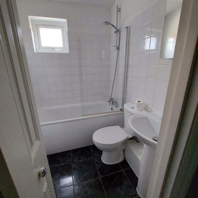 Room Markhouse Road in Greater London