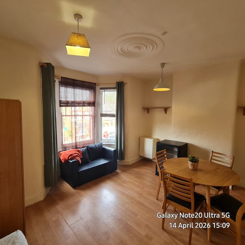 Flat Lordship Lane in Greater London