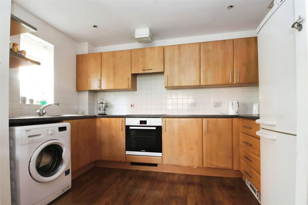 Flat Heathside Road in Woking