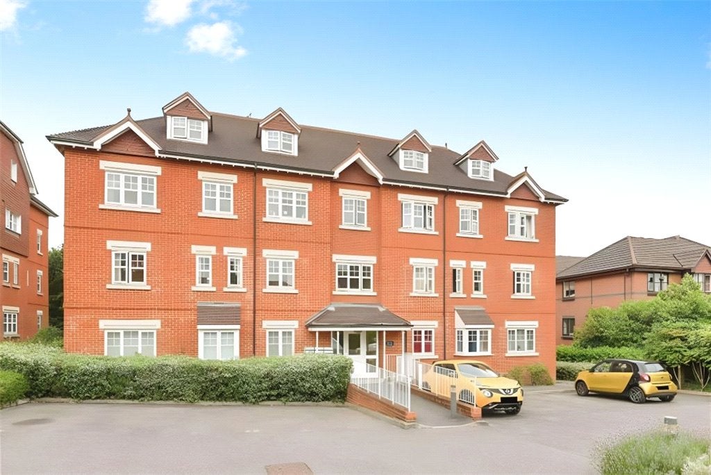 Flat Heathside Road in Woking