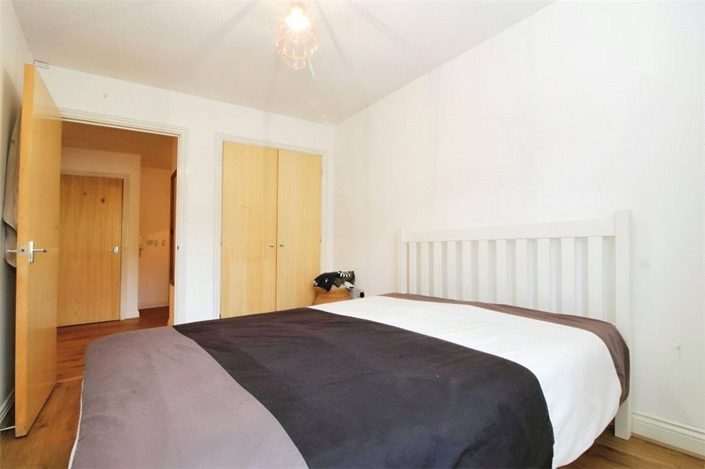 Flat Heathside Road in Woking