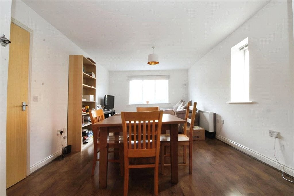 Flat Heathside Road in Woking