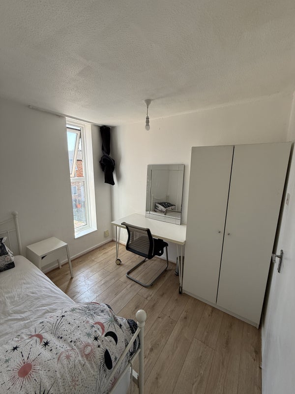 Room Viola Close in Basildon