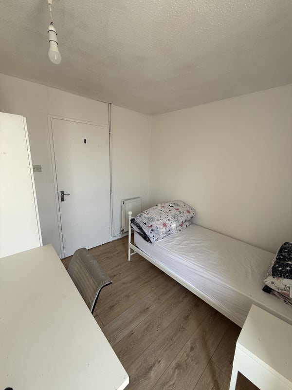 Room Viola Close in Basildon