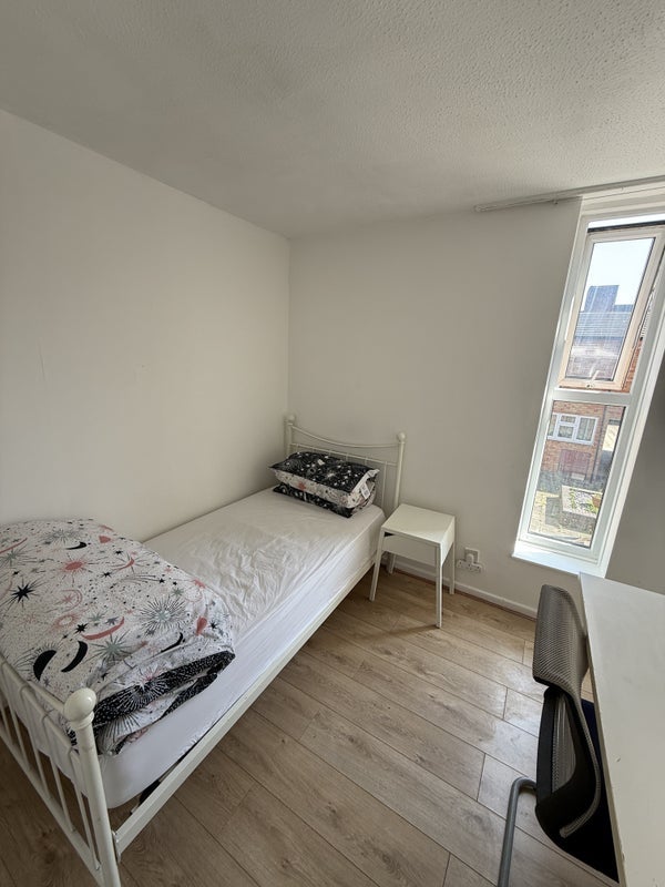 Room Viola Close in Basildon