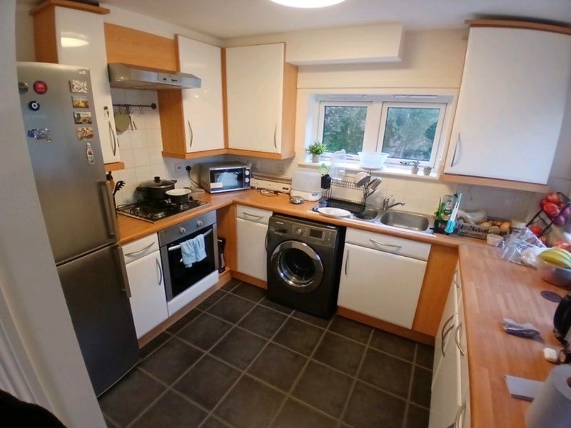 Flat Dickens Wood Close in Greater London