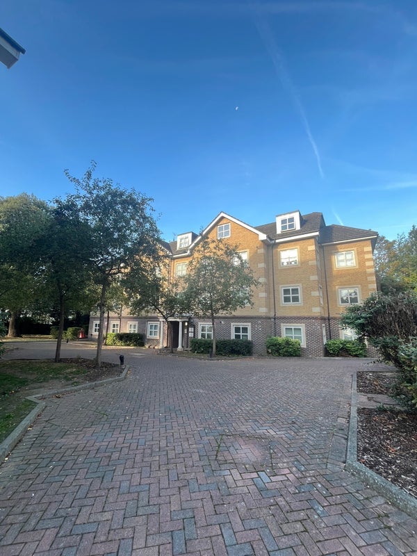 Flat Dickens Wood Close in Greater London