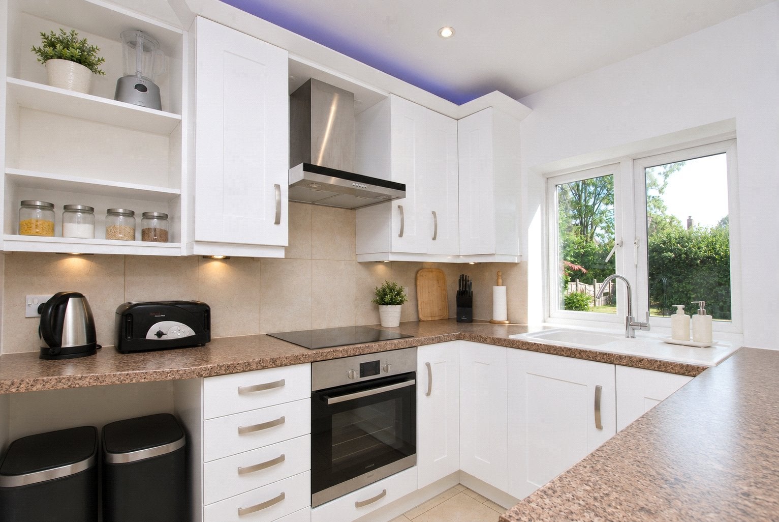 Room Ardmore Avenue in Guildford