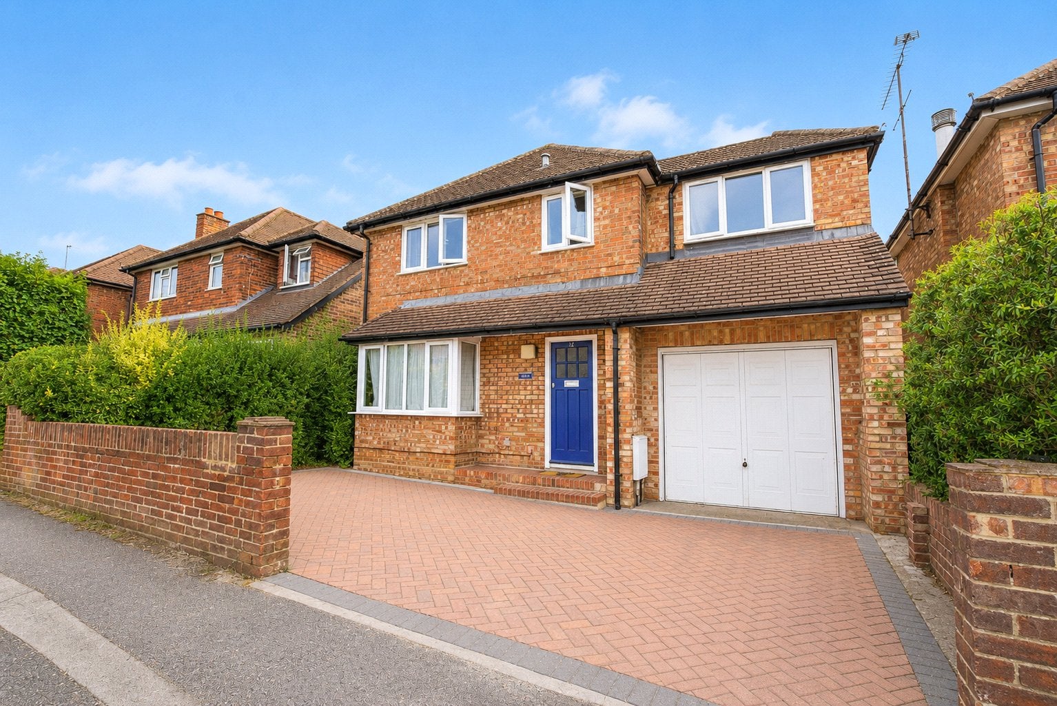 Room Ardmore Avenue in Guildford