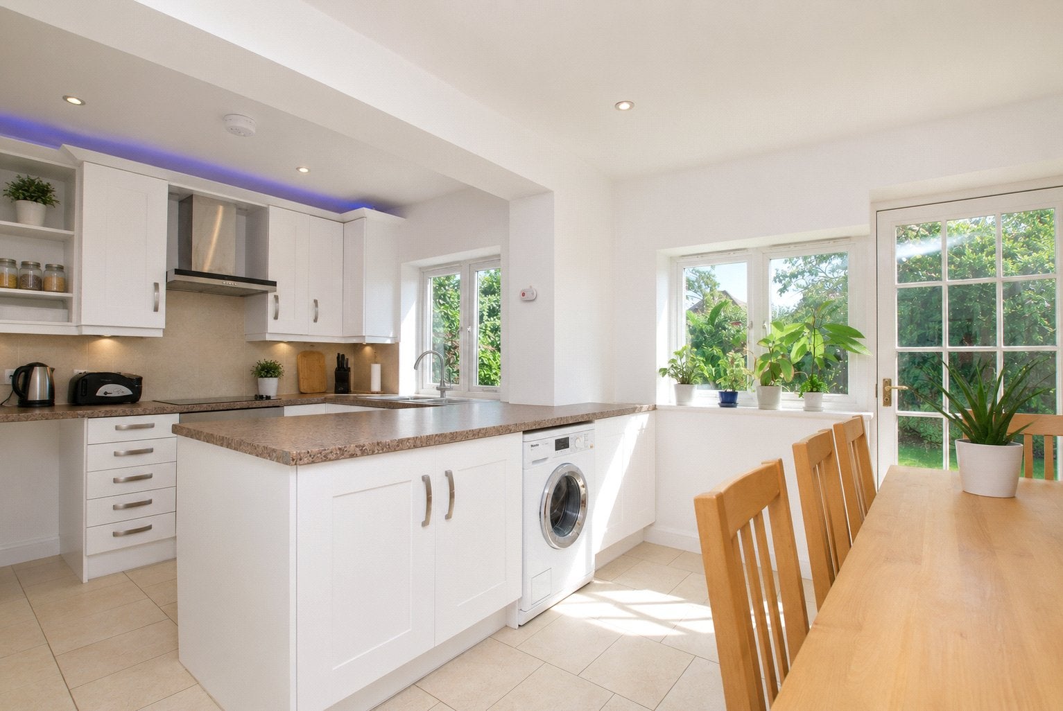 Room Ardmore Avenue in Guildford