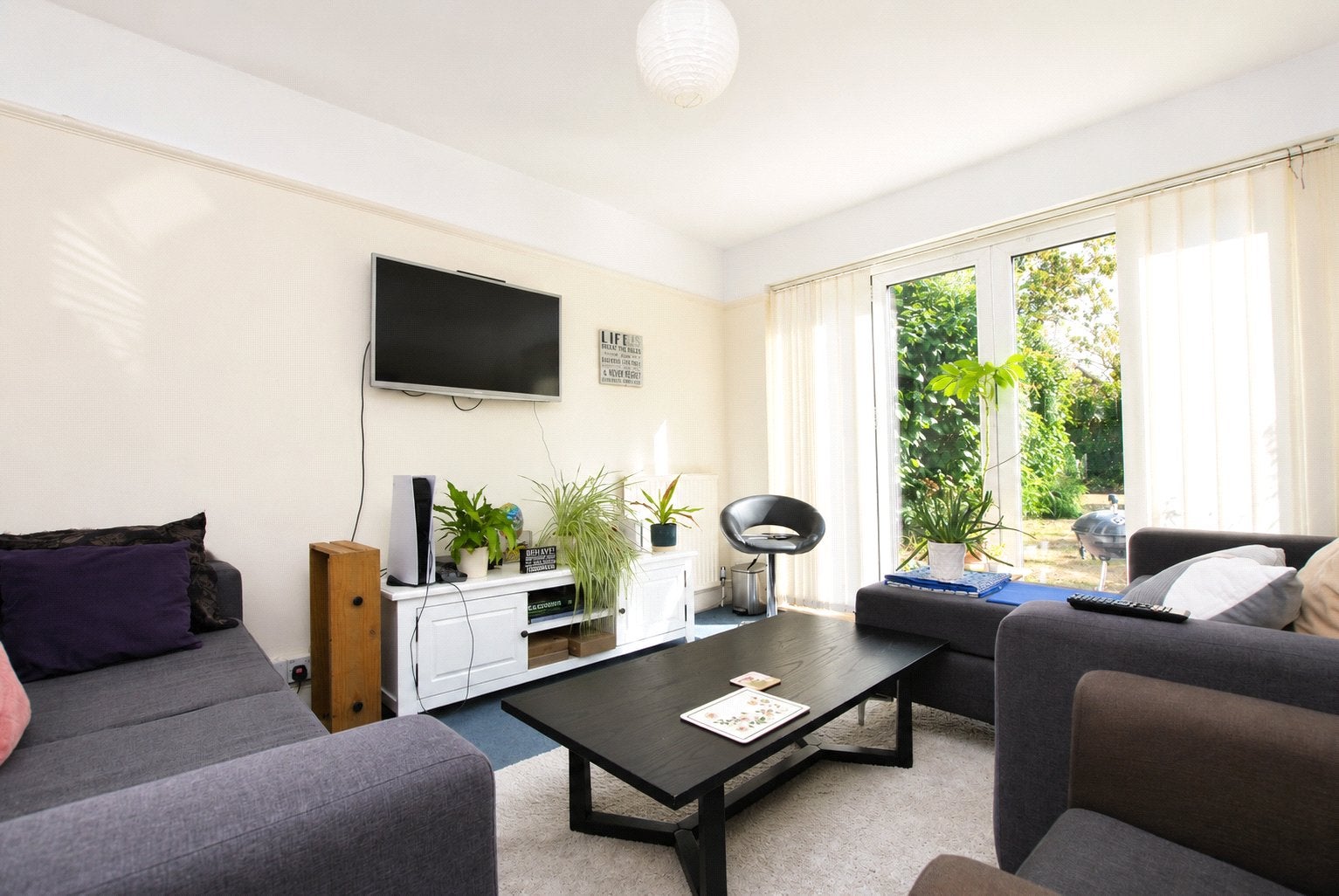 Room Ardmore Avenue in Guildford