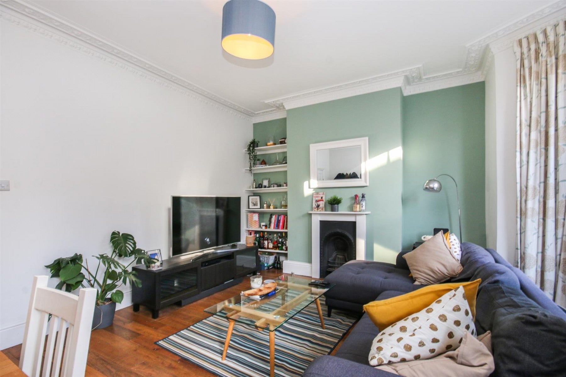 Flat Fairbridge Road in Greater London