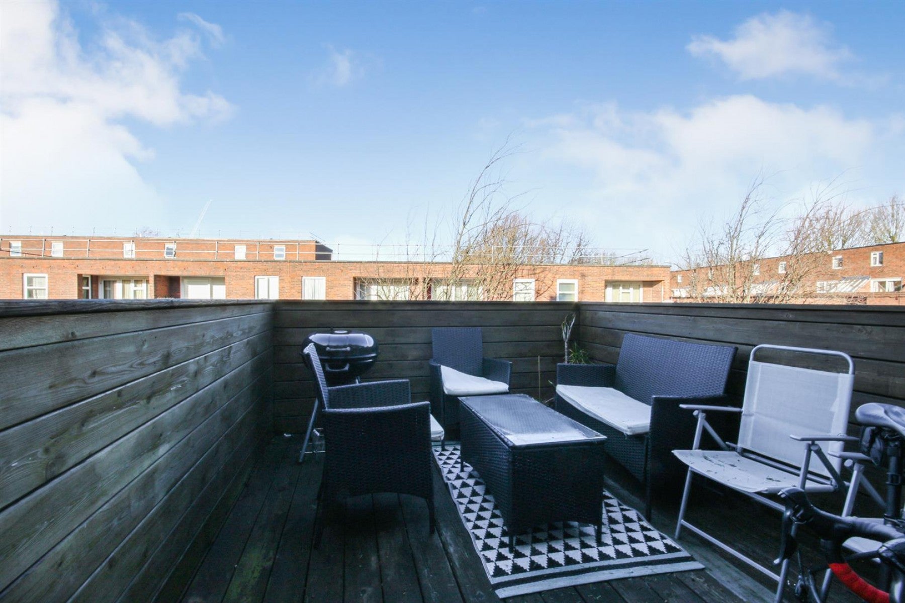 Flat Fairbridge Road in Greater London