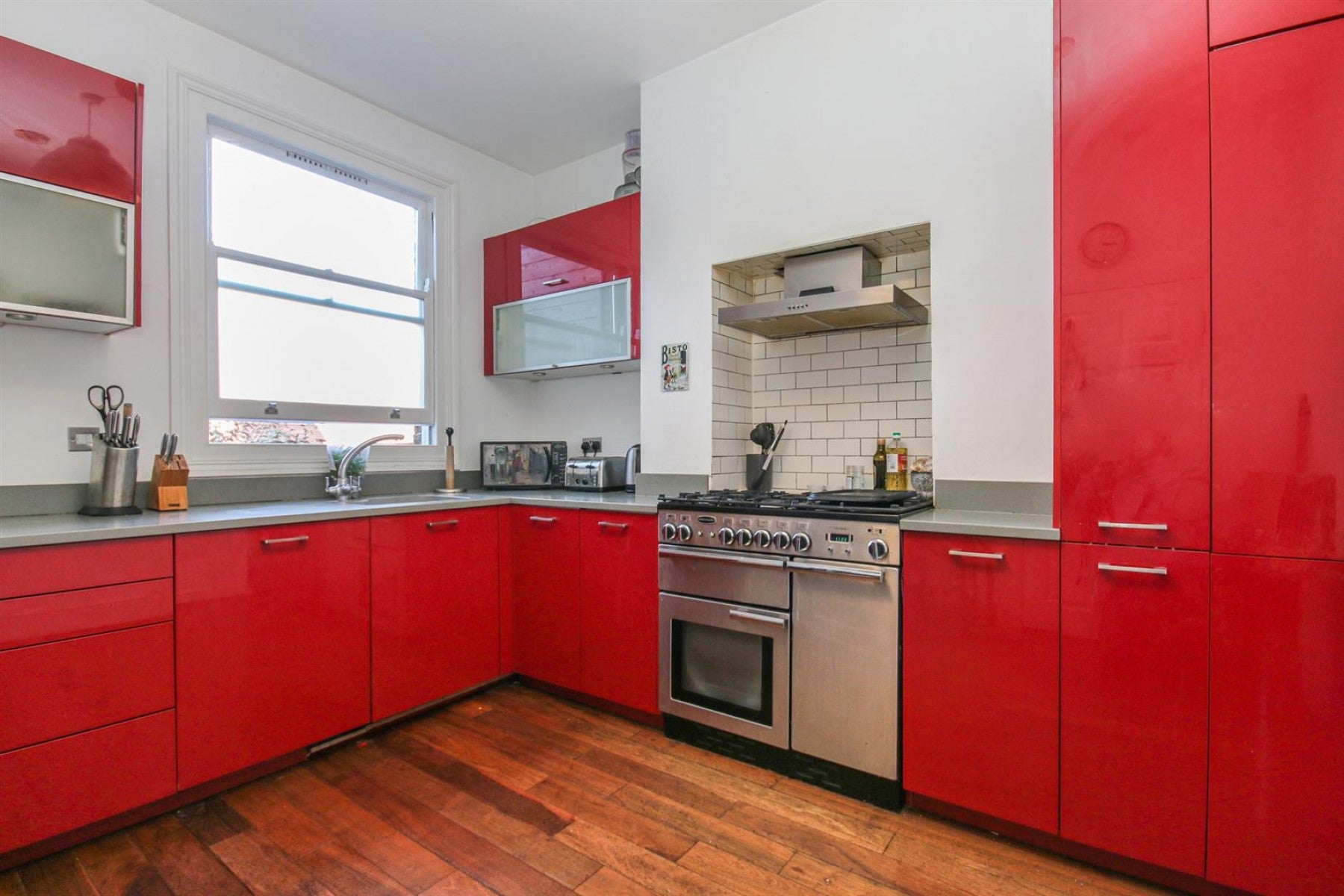 Flat Fairbridge Road in Greater London
