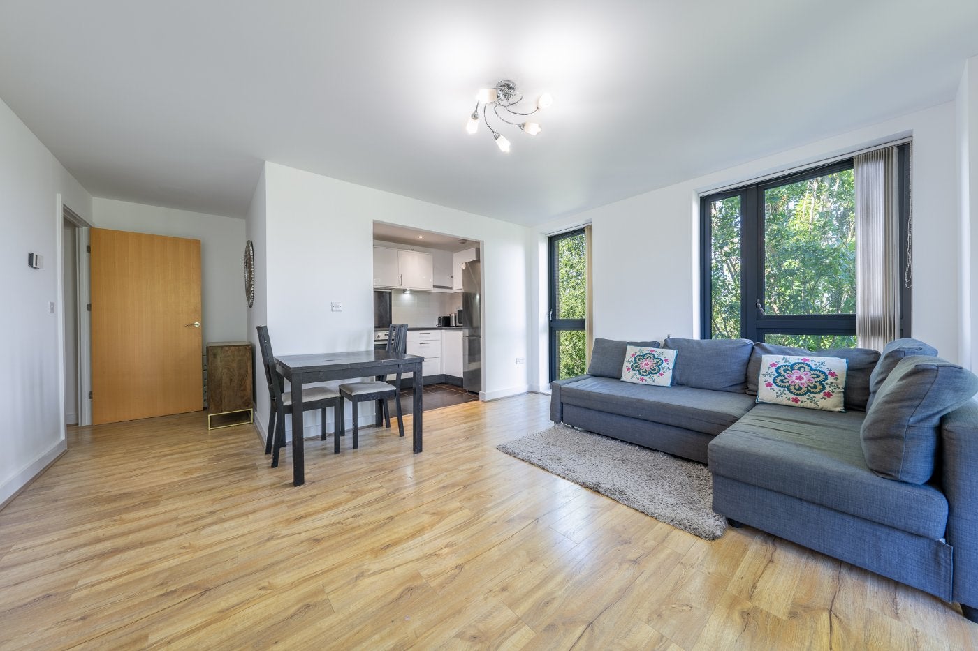 Flat Charcot Road in Greater London
