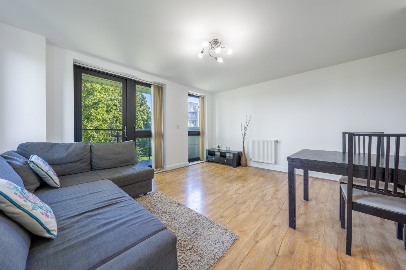 Flat Charcot Road in Greater London