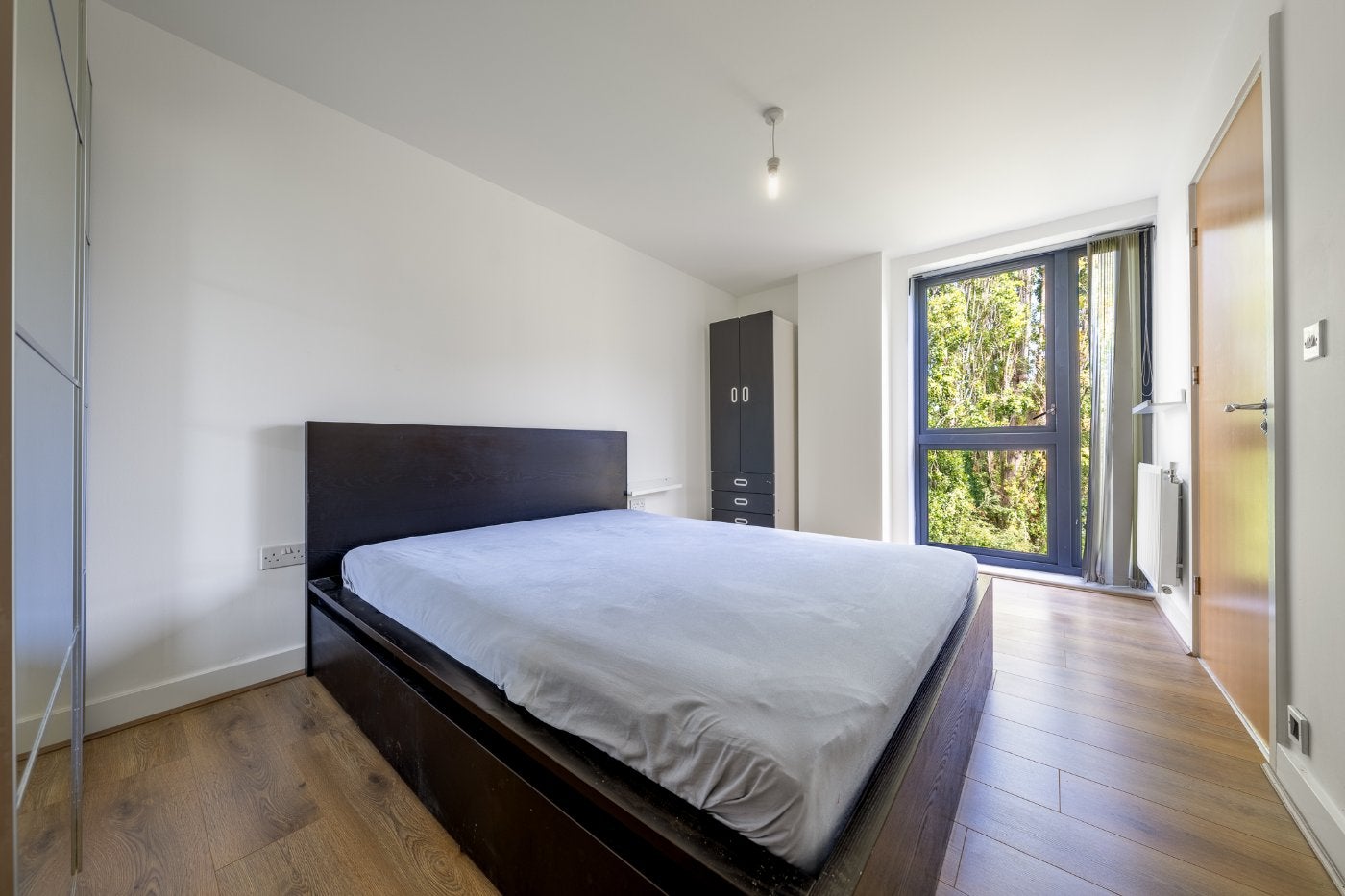 Flat Charcot Road in Greater London