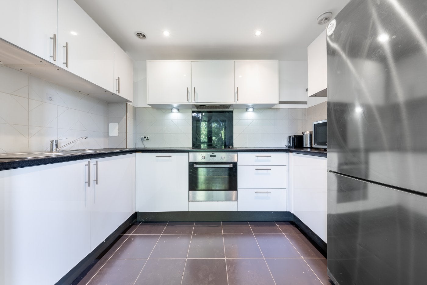 Flat Charcot Road in Greater London