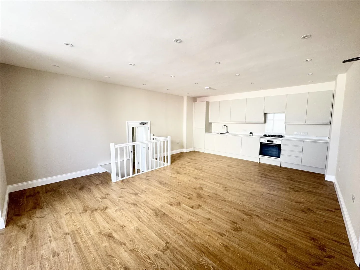 Flat Kelvin Avenue in Greater London
