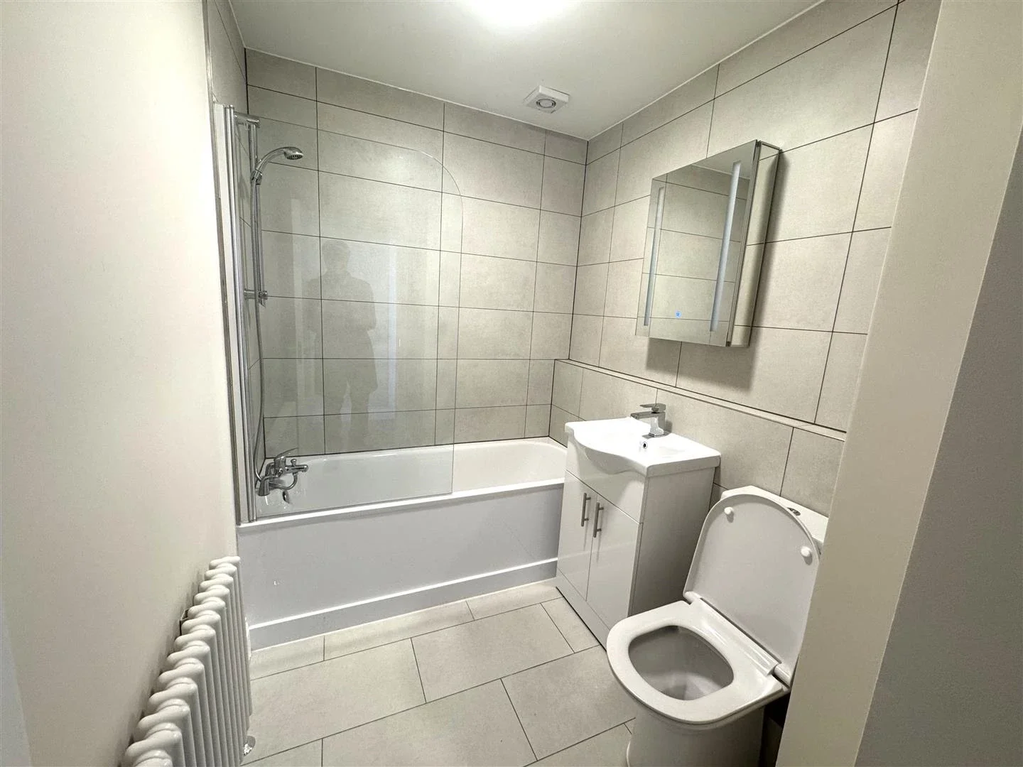 Flat Kelvin Avenue in Greater London