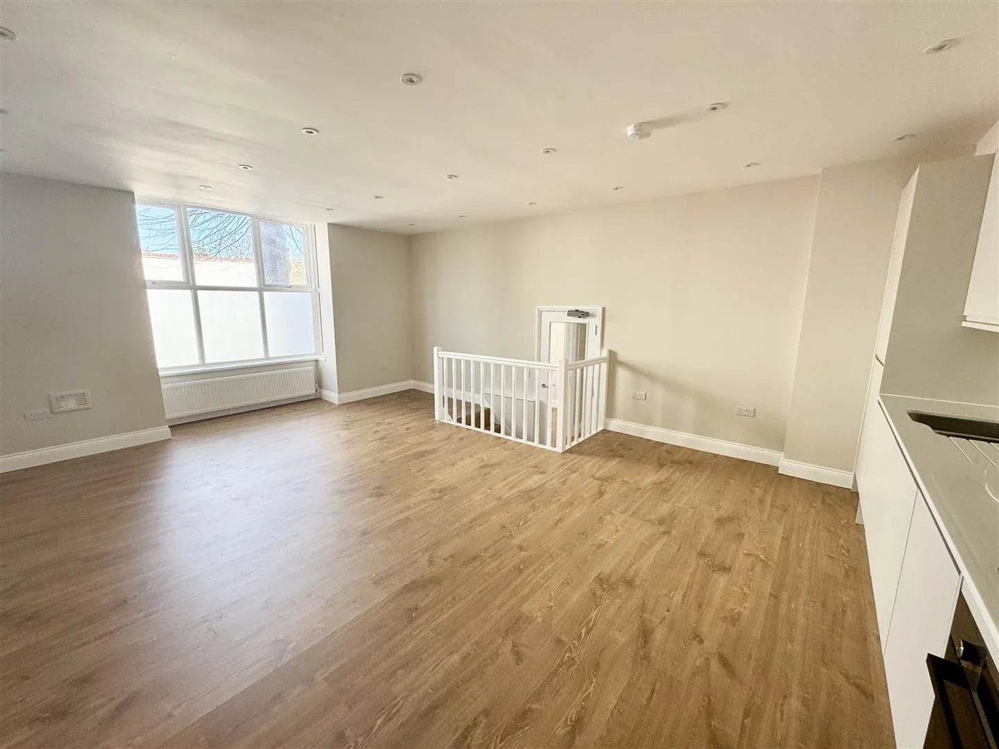 Flat Kelvin Avenue in Greater London