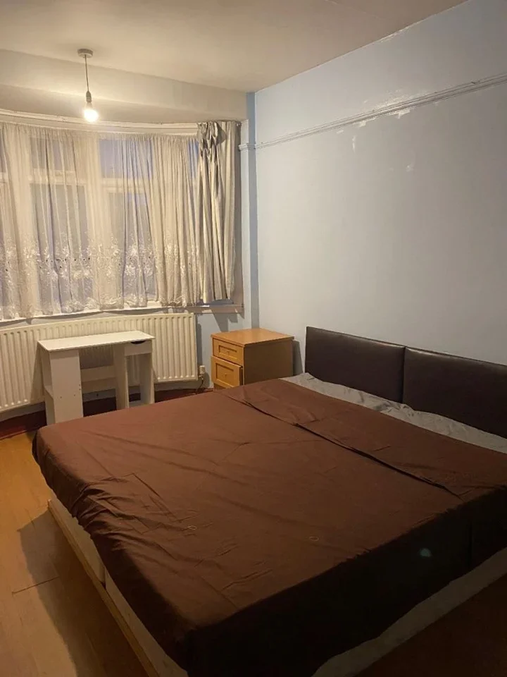 Room Glennie Road in Greater London