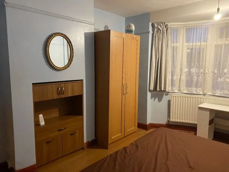Room Glennie Road in Greater London