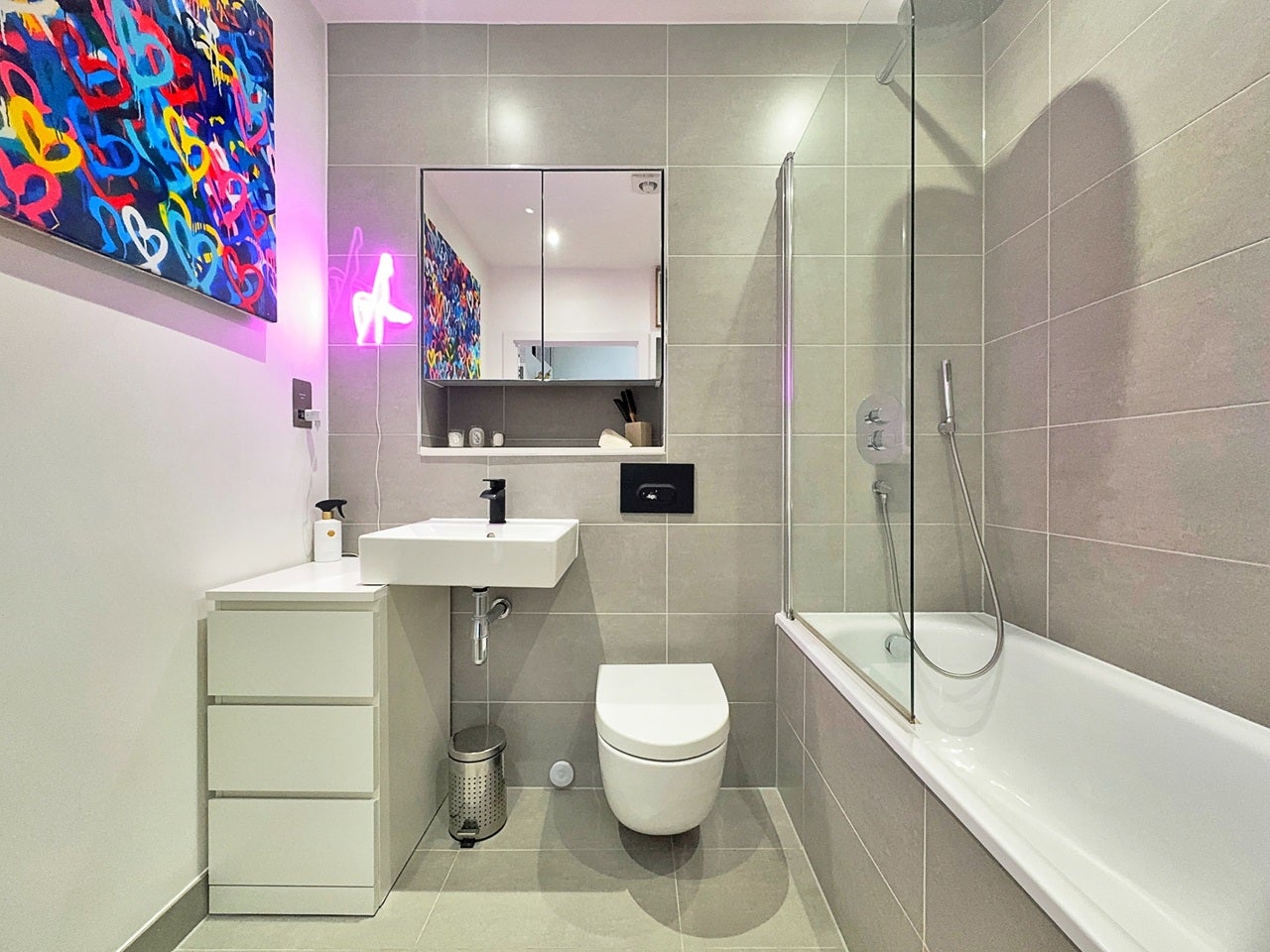 Flat Waleorde Road in Greater London