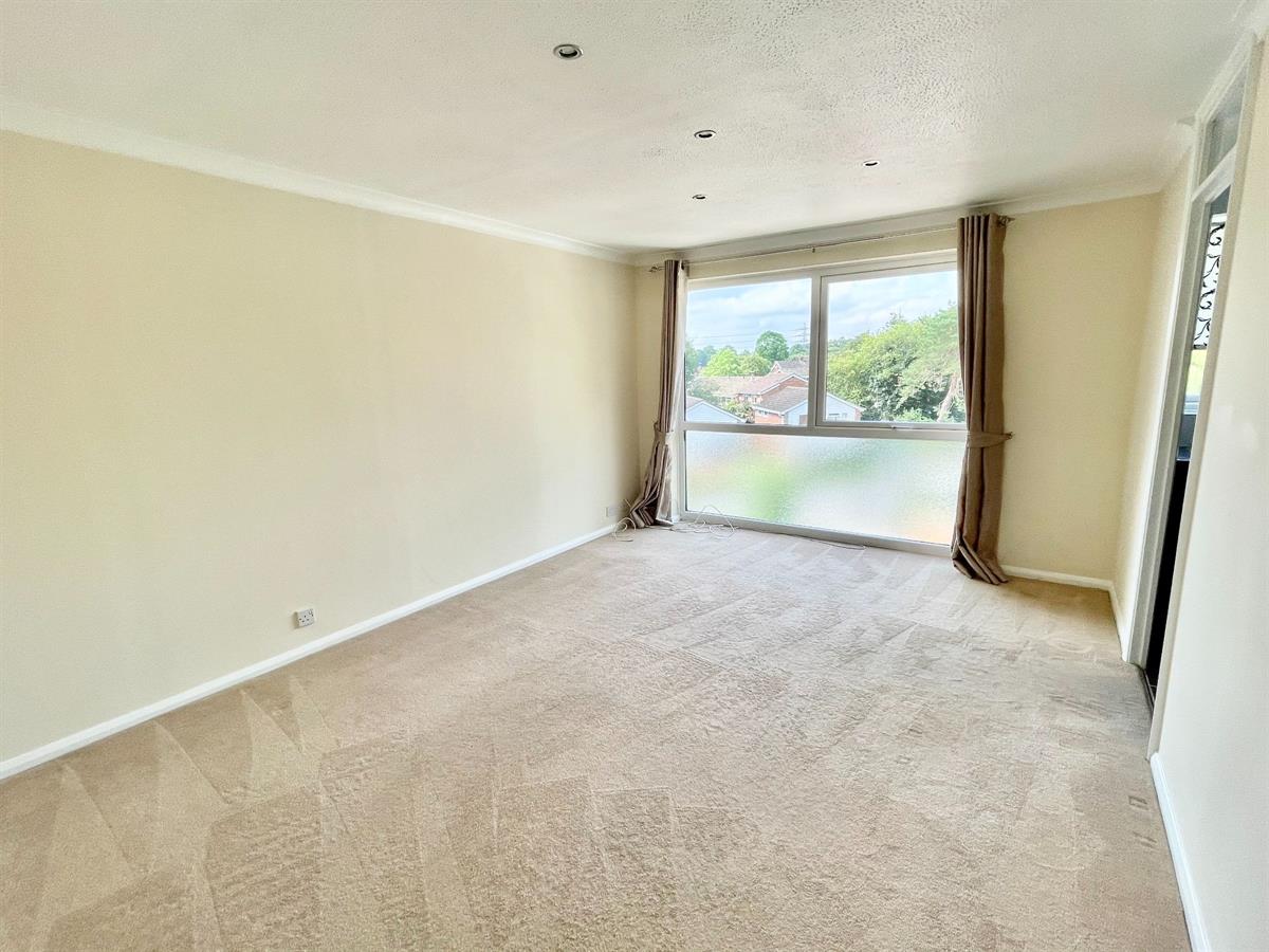 Flat Farnborough Road in Waverley