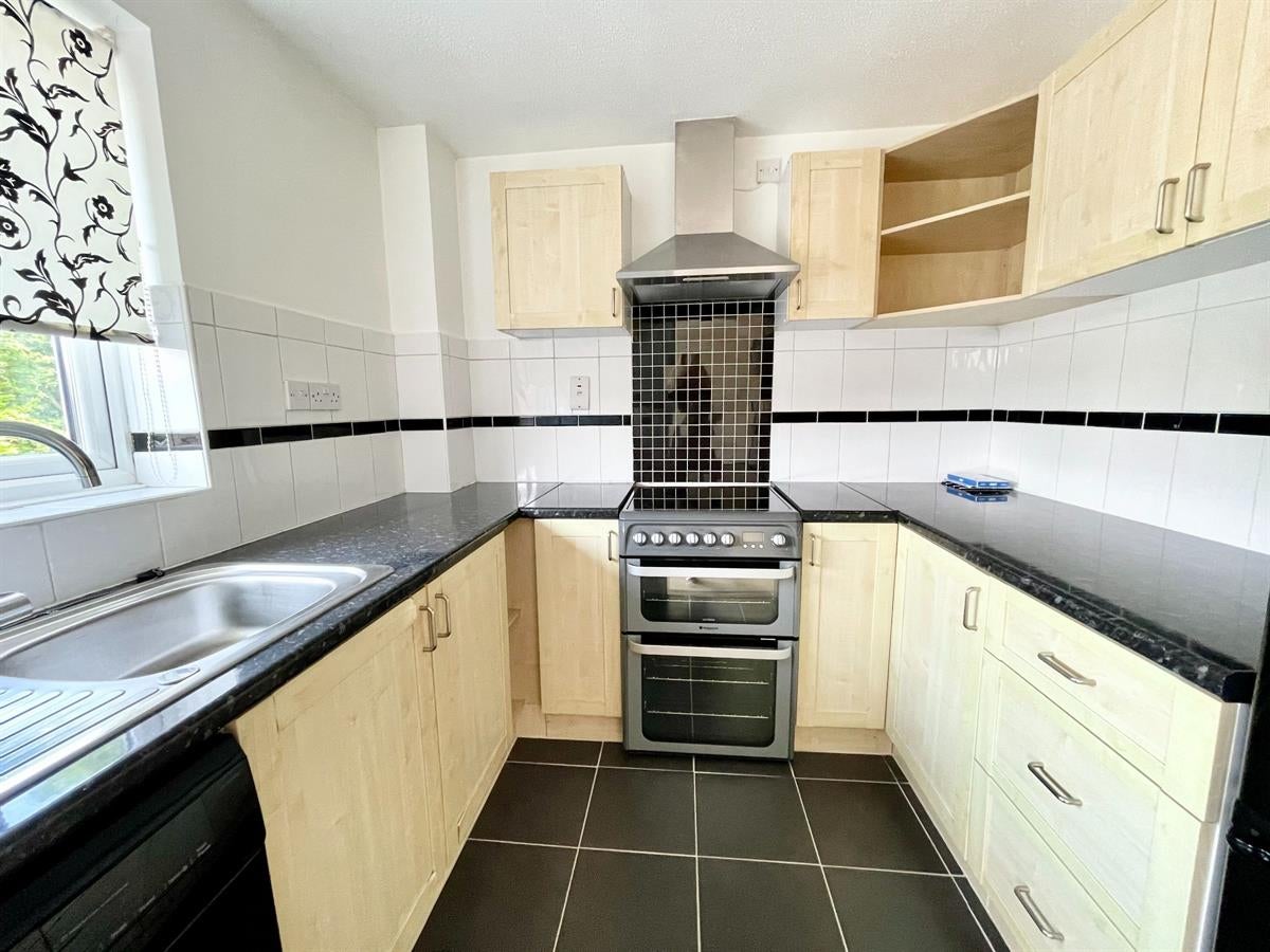 Flat Farnborough Road in Waverley