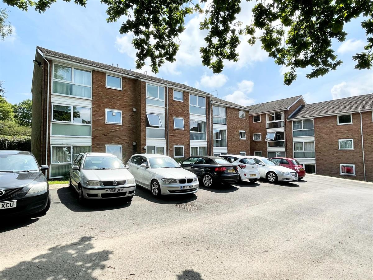 Flat Farnborough Road in Waverley
