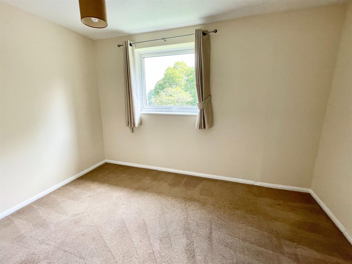 Flat Farnborough Road in Waverley