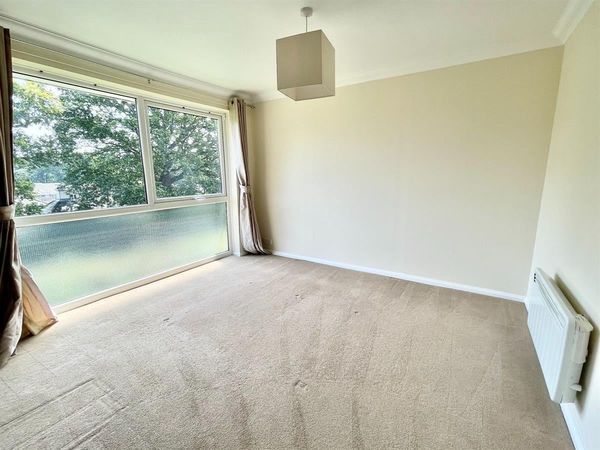 Flat Farnborough Road in Waverley