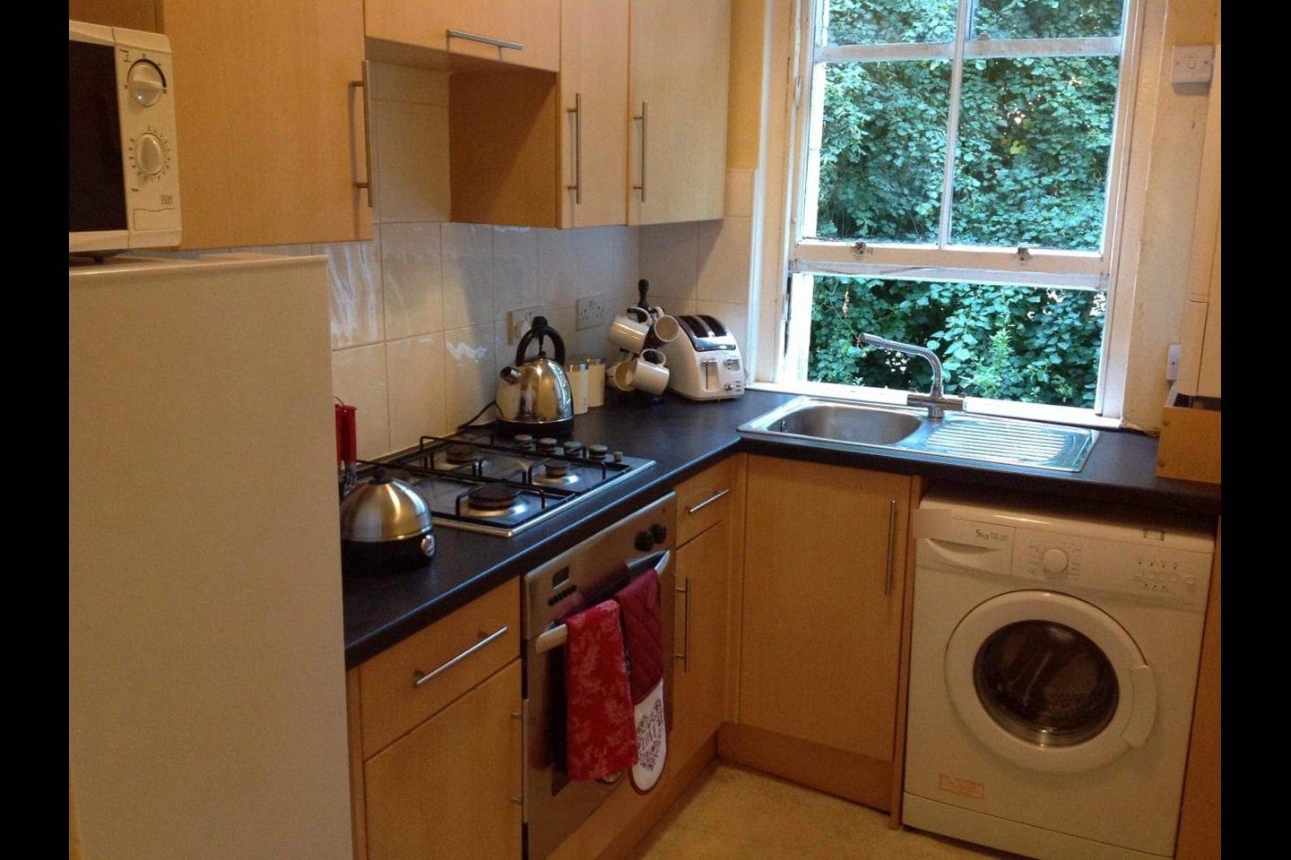 Flat Polwarth Gardens in City of Edinburgh