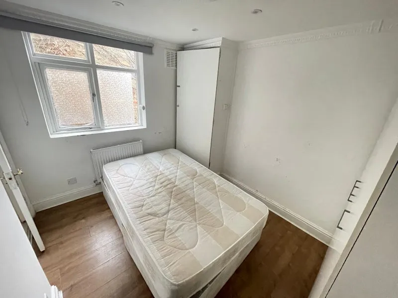 Flat Saint Maur Road in Greater London